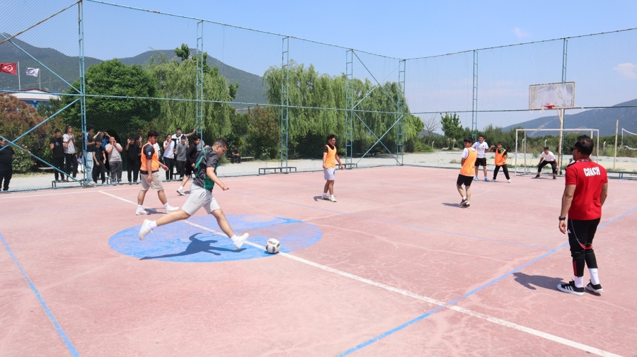 ŞAMPİYON 12-B AKADEMİ SINIFI 
