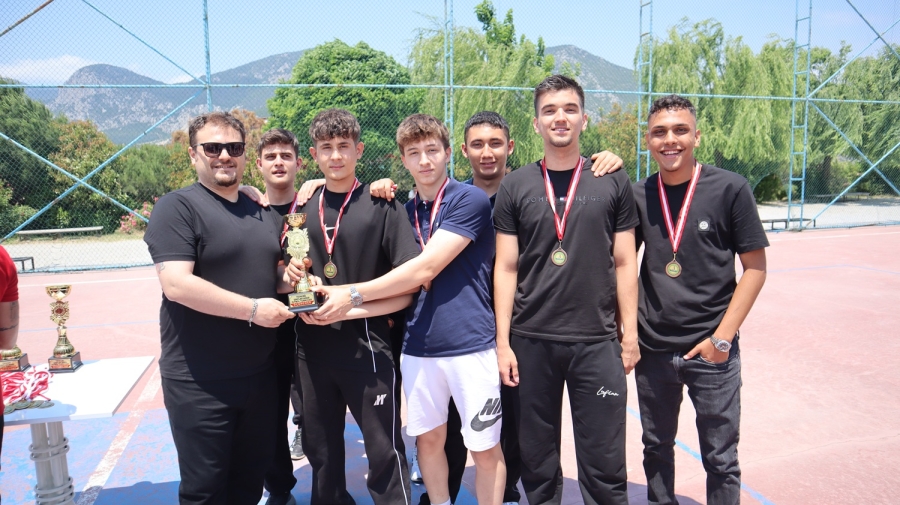 ŞAMPİYON 12-B AKADEMİ SINIFI 