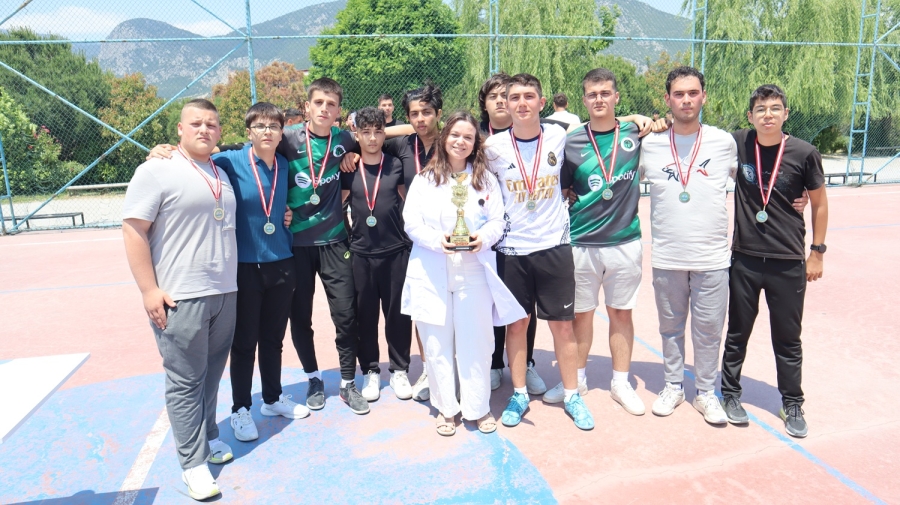 ŞAMPİYON 12-B AKADEMİ SINIFI 