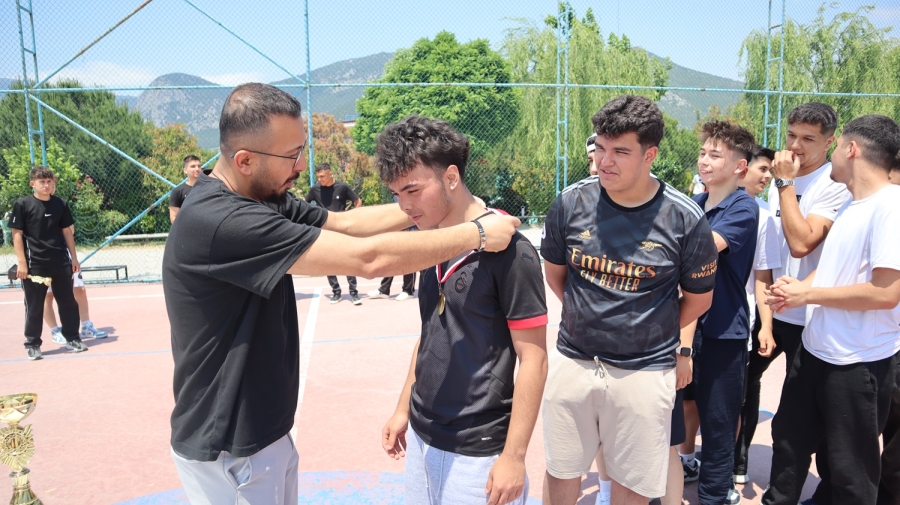 ŞAMPİYON 12-B AKADEMİ SINIFI 