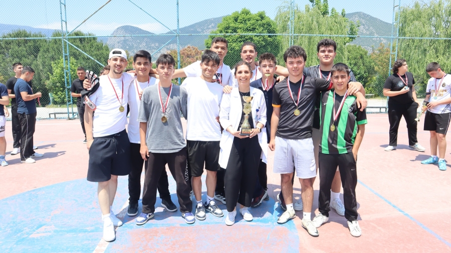 ŞAMPİYON 12-B AKADEMİ SINIFI 