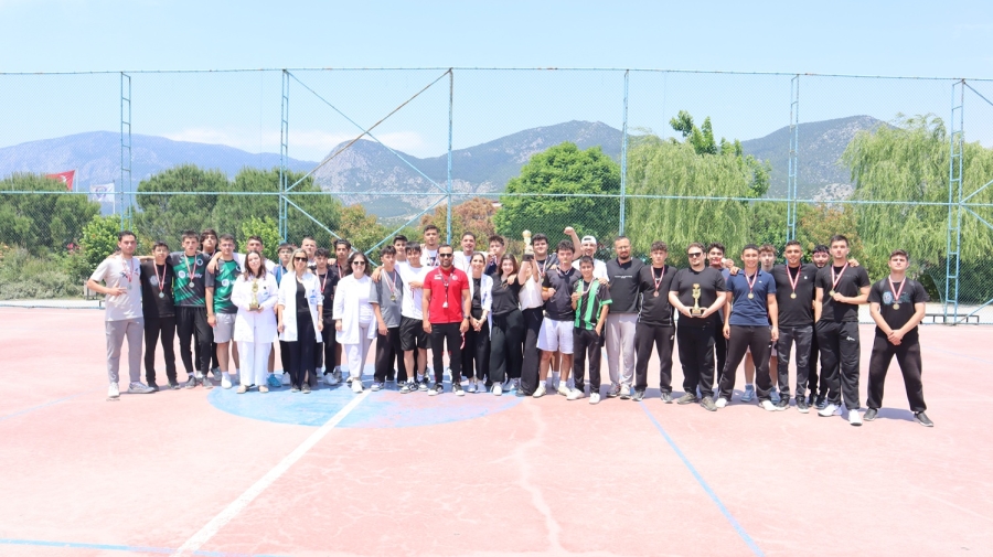 ŞAMPİYON 12-B AKADEMİ SINIFI 