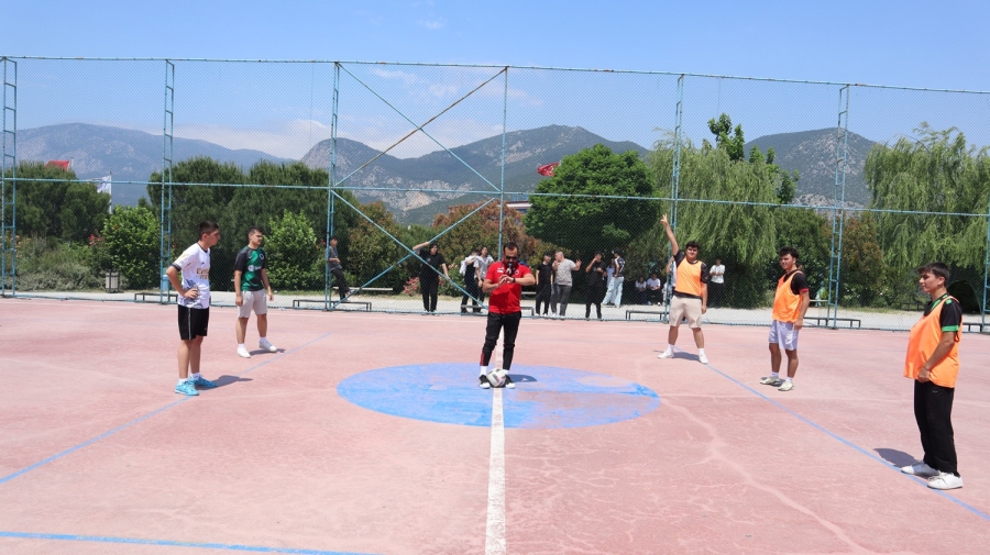 ŞAMPİYON 12-B AKADEMİ SINIFI 