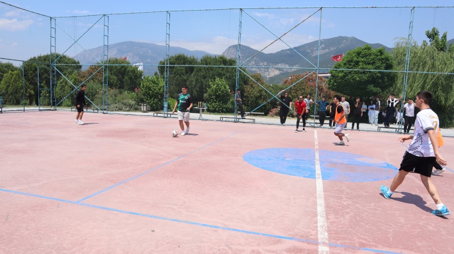 ŞAMPİYON 12-B AKADEMİ SINIFI 