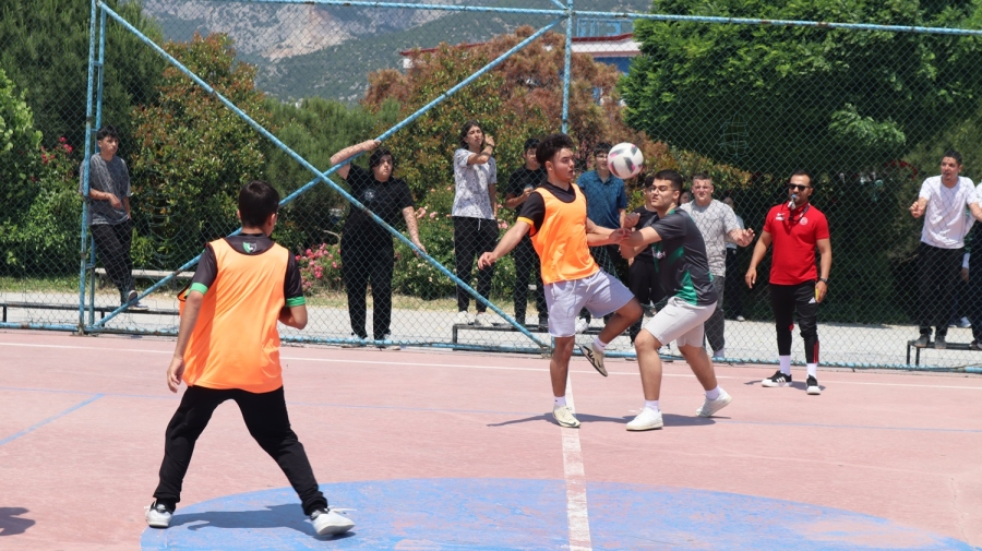 ŞAMPİYON 12-B AKADEMİ SINIFI 
